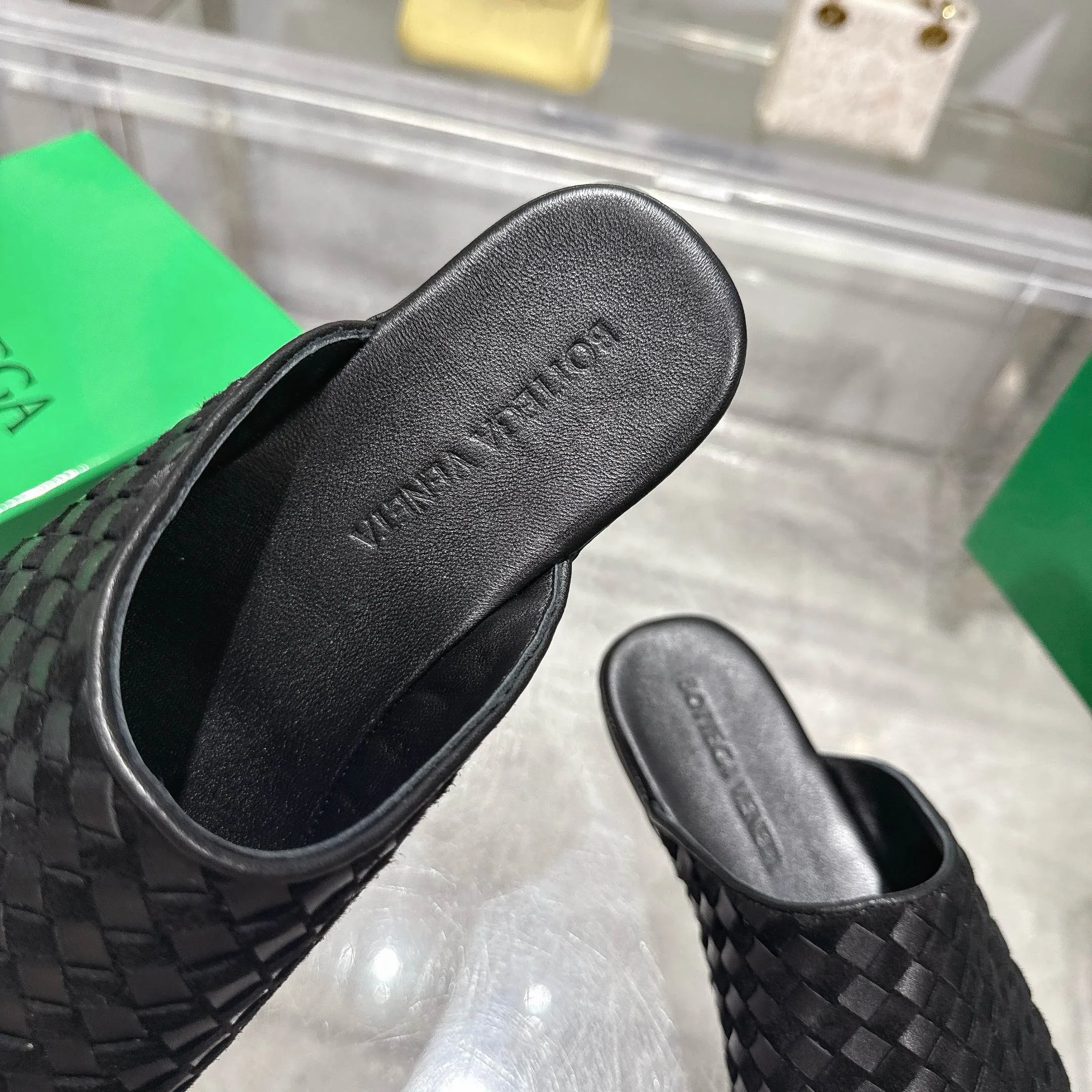 [BV] Top P: 720💰Size for couples: Female 35-39 Male 39--44 (Female 40. Male 38.45.46.47 customization is not returnable) [Note‼ ️] Add 💰 to size 46, add 💰 to size 47. Bottega Veneta's 2025 autumn counter synchronized genuine leather outsole classic woven half-drag couple model Bottega Veneta square toe flat shoes, imported mixed sheepskin, imported sheep! Leather outsole! [Rose][Rose]! Purely hand-woven and operated, the original board is reproduced one-to-one! quality assurance!